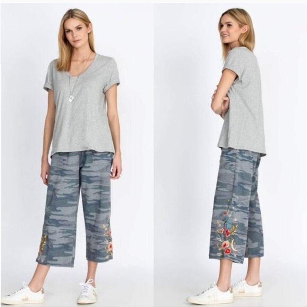 Johnny Was Gray Camouflage Cropped Embroidered Pants